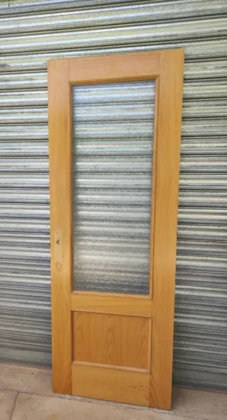 Puerta de madera con cristal