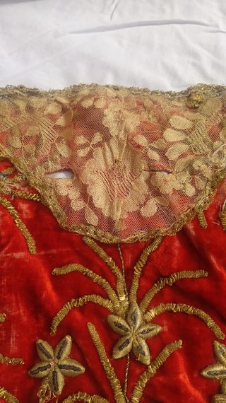 Antiguo manto religioso bordado