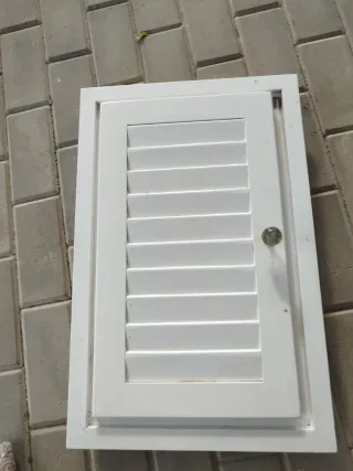 Puerta de Mueble Blanca con Lamas