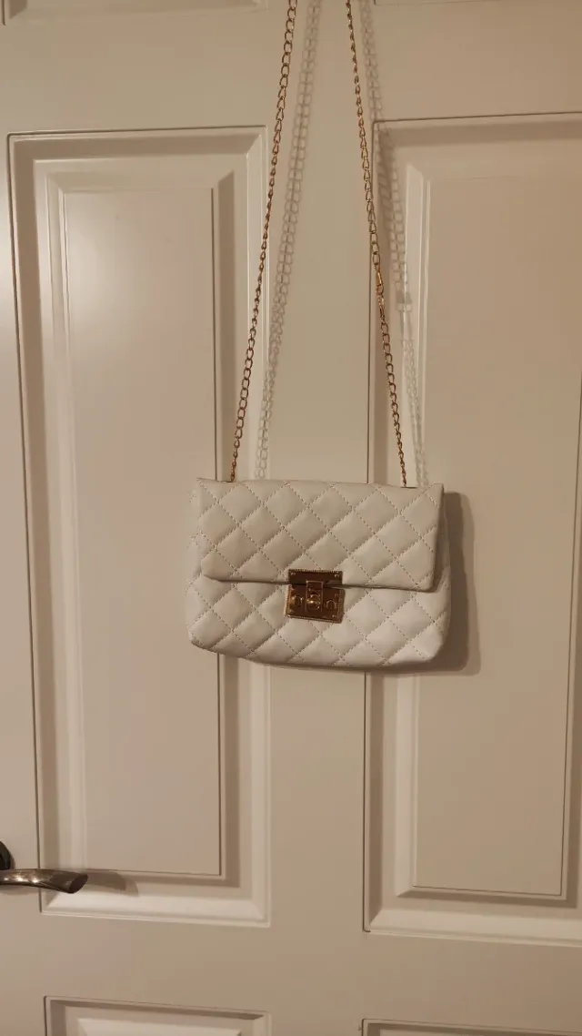 Bolso pequeño blanco acolchado