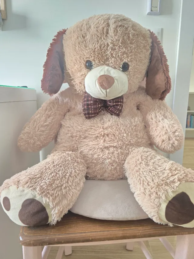 Peluche perro grande con pajarita.