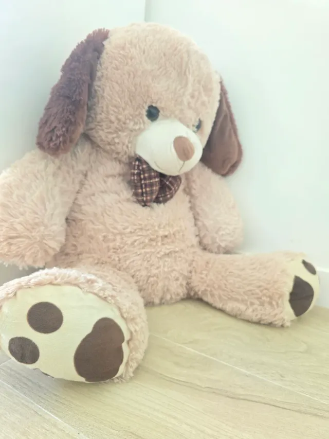 Peluche perro grande con pajarita.