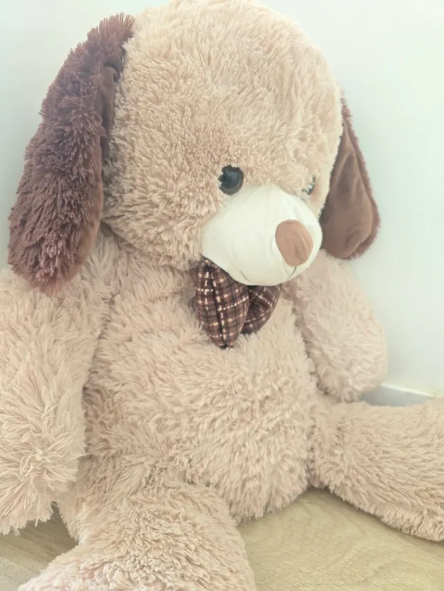 Peluche perro grande con pajarita.