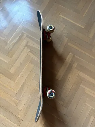 Monopatín con ruedas nuevas + casco niño