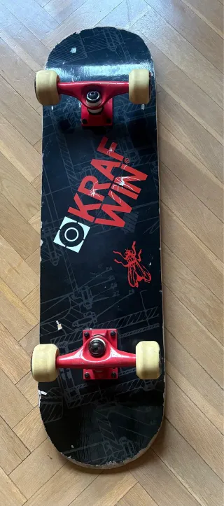 Monopatín con ruedas nuevas + casco niño