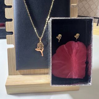 Conjunto collar y pendientes rosa dorado