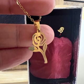 Conjunto collar y pendientes rosa dorado