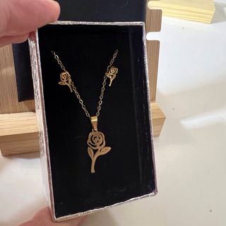 Conjunto collar y pendientes rosa dorado