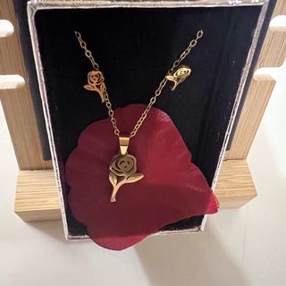 Conjunto collar y pendientes rosa dorado