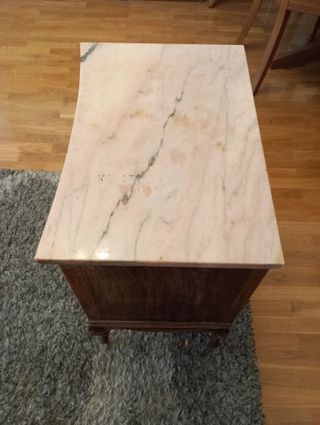 Mesita de noche antigua de madera y mármol