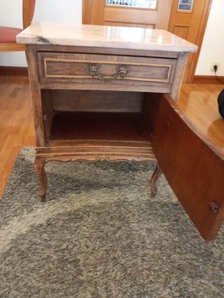 Mesita de noche antigua de madera y mármol