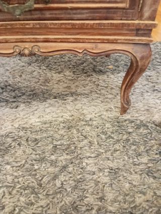 Mesita de noche antigua de madera y mármol