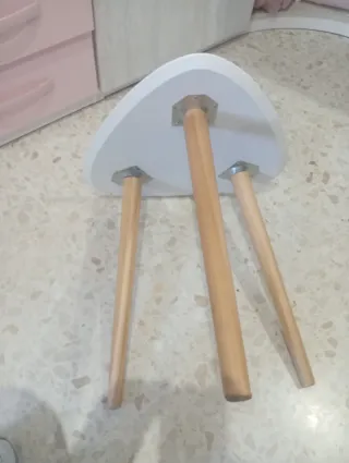 Mesa auxiliar blanca de madera