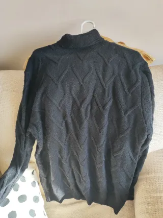 Jersey negro cuello alto estilo oversize