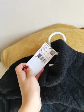 Jersey negro cuello alto estilo oversize