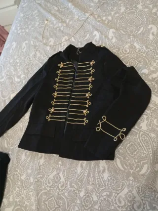 Chaqueta militar negra con detalles dorados