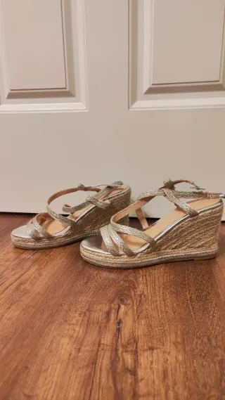 Sandalias cuña plateadas y doradas