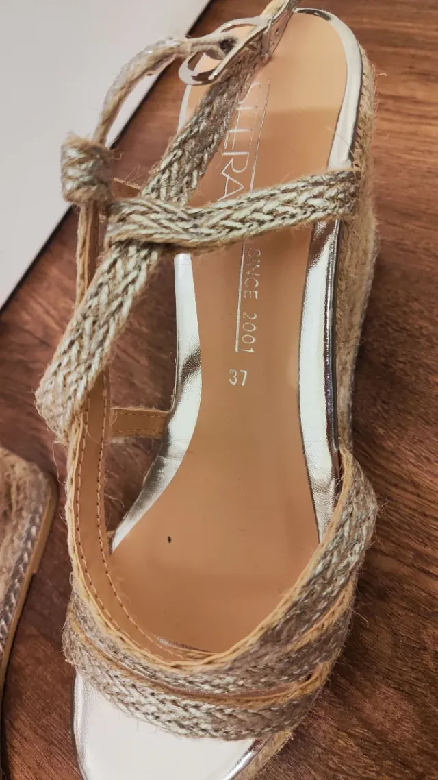 Sandalias cuña plateadas y doradas