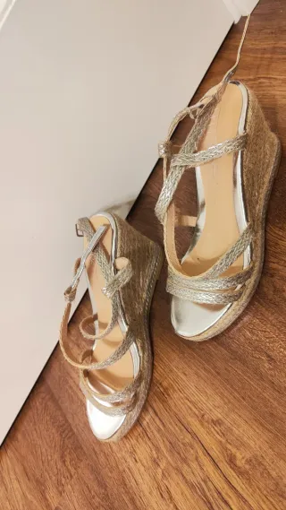 Sandalias cuña plateadas y doradas