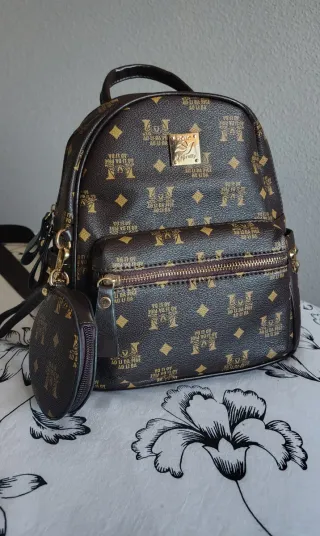 Conjunto mochila y monedero estampado