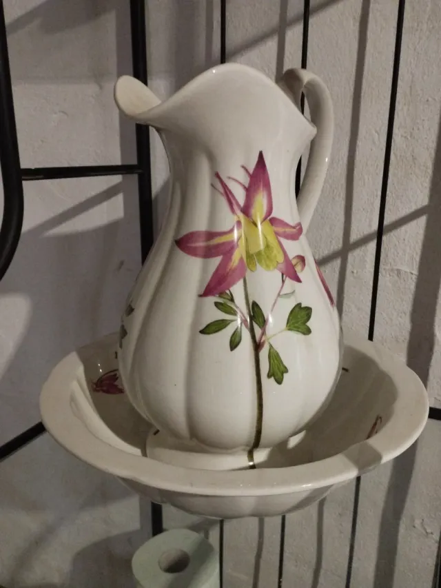 Jarra y plato antiguo floral