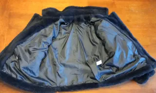 Cappotto nero in pelliccia sintetica