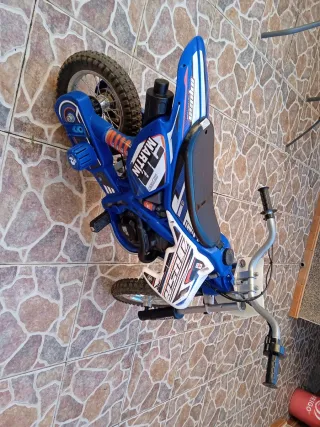Moto eléctrica infantil azul, injusa 24 voltios