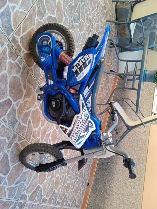 Moto eléctrica infantil azul, injusa 24 voltios
