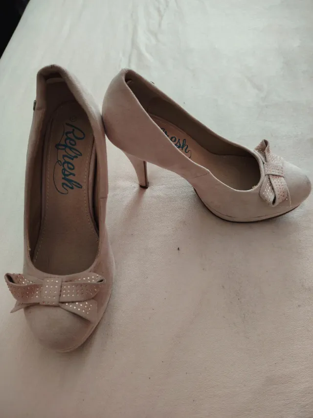 Zapatos de tacón negros con lazo