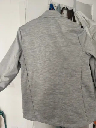 Chaqueta impermeable gris y negra