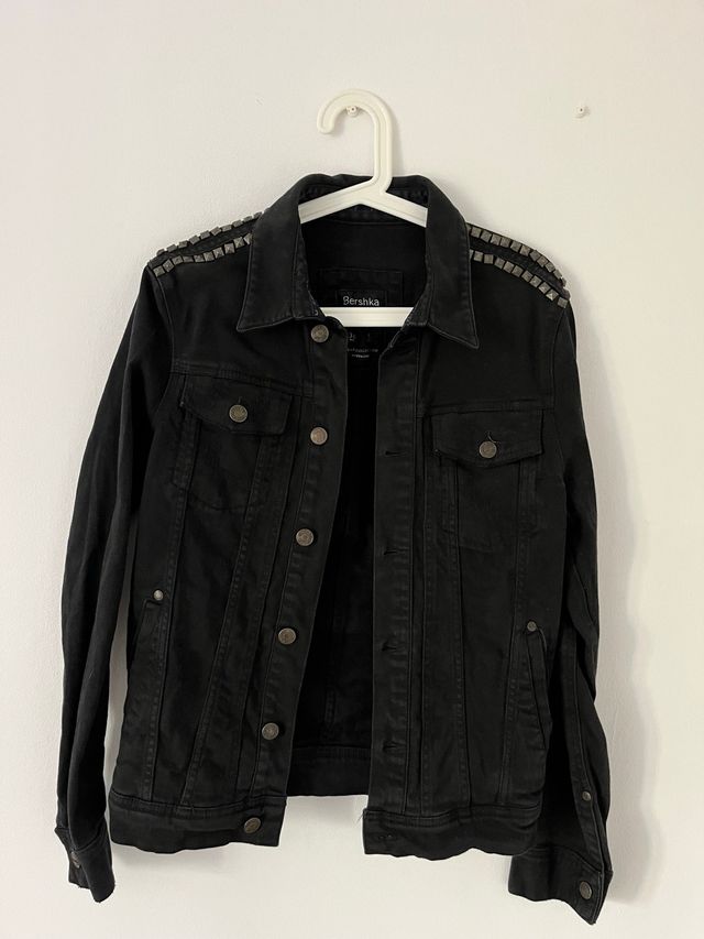 Chaqueta vaquera Bershka negra tachuelas Talla S