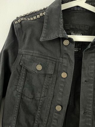 Chaqueta vaquera Bershka negra tachuelas Talla S