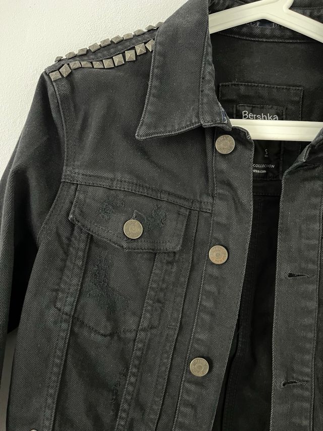 Chaqueta vaquera Bershka negra tachuelas Talla S