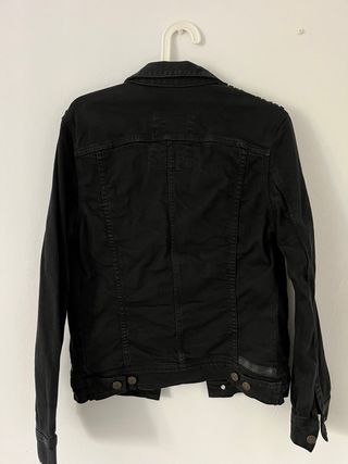 Chaqueta vaquera Bershka negra tachuelas Talla S