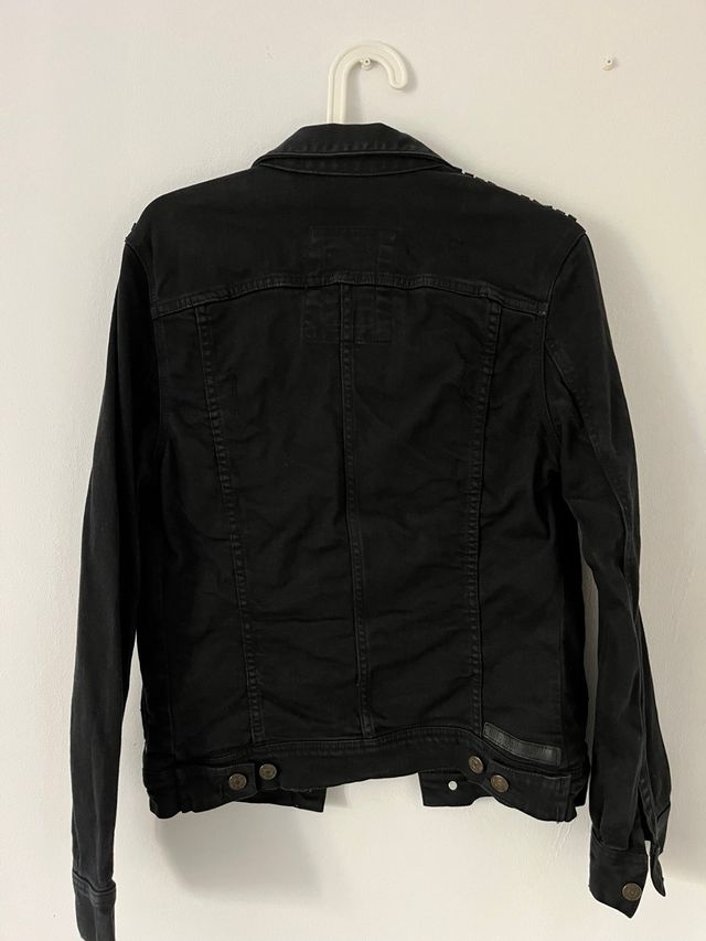 Chaqueta vaquera Bershka negra tachuelas Talla S