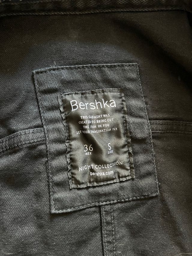 Chaqueta vaquera Bershka negra tachuelas Talla S