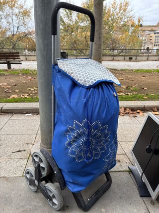 Carro de la compra azul con ruedas