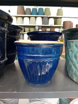 Macetero azul marino de cerámica
