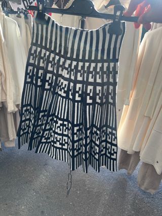 Falda punto corta geométrica