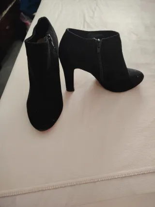 Botines de tacón negros y sandalias