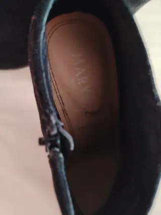 Botines de tacón negros y sandalias