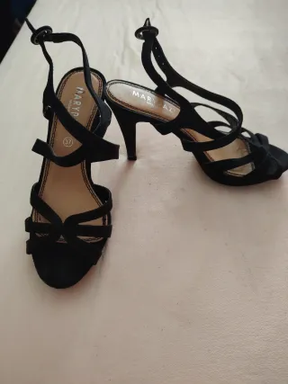 Botines de tacón negros y sandalias