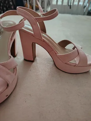 Botines de tacón negros y sandalias