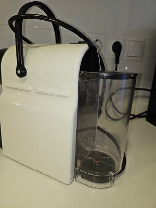 Cafetera Nespresso Pequeña Blanca