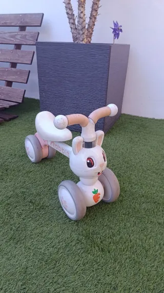 Caballo balancín Chicco y patinetes