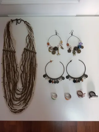 Conjunto bisutería: collar, pendientes y anillos