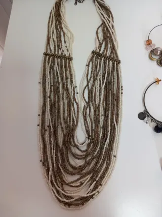 Conjunto bisutería: collar, pendientes y anillos