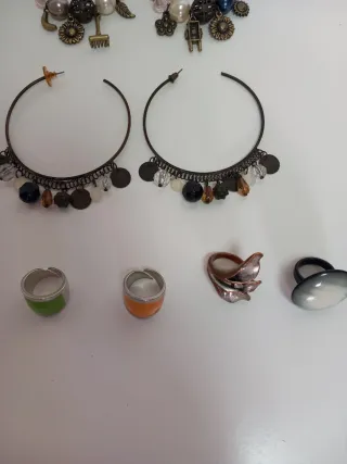 Conjunto bisutería: collar, pendientes y anillos