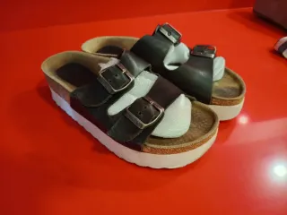 Sandalias de plataforma negras y marrones