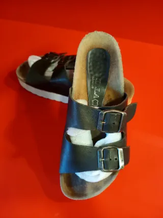 Sandalias de plataforma negras y marrones